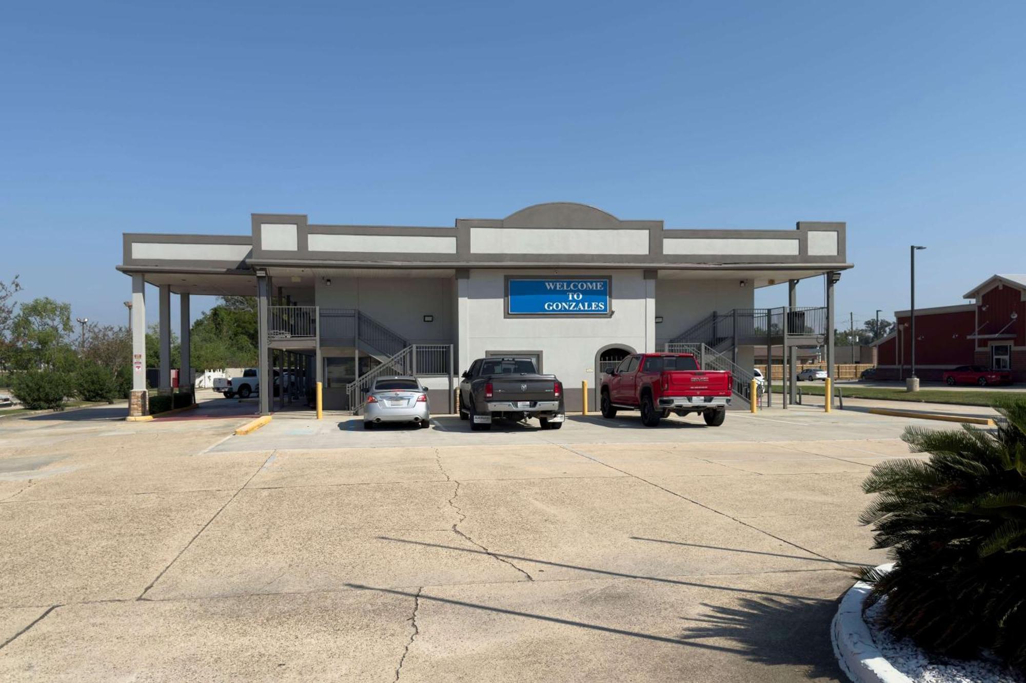 Days Inn By Wyndham Gonzales Exterior photo